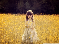 cute_child_in_a_flower_field-wallpaper-800x600.jpg